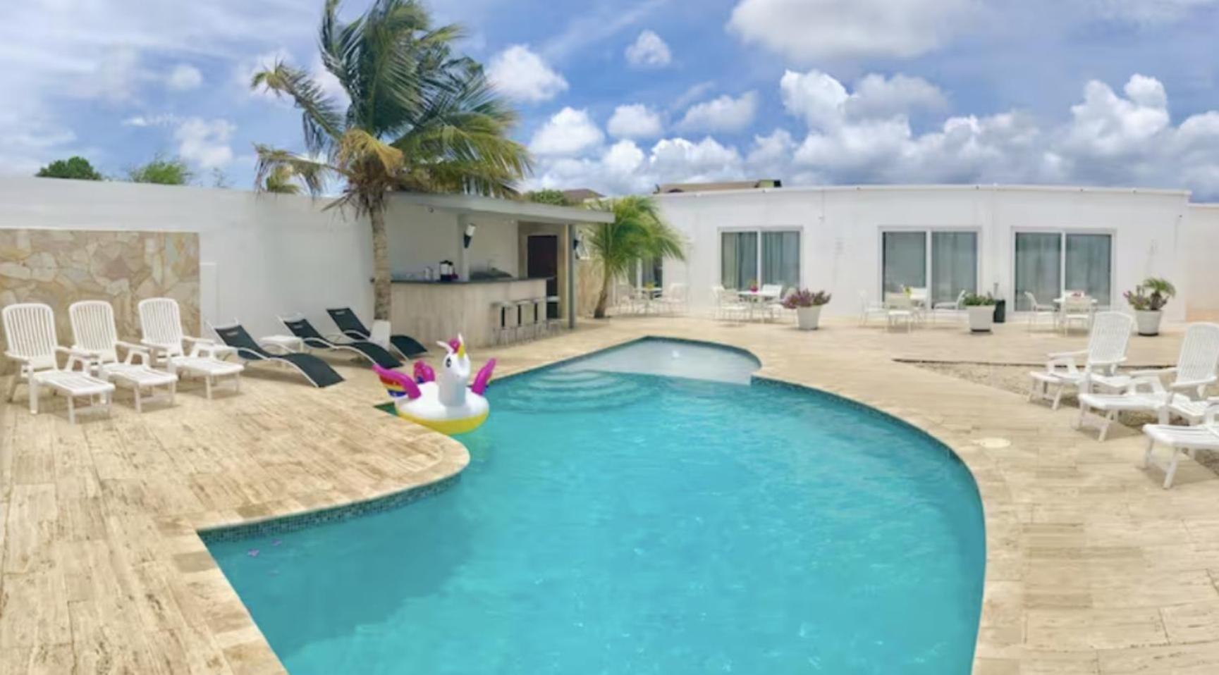 Genesis Apartments Palm Beach Exterior photo